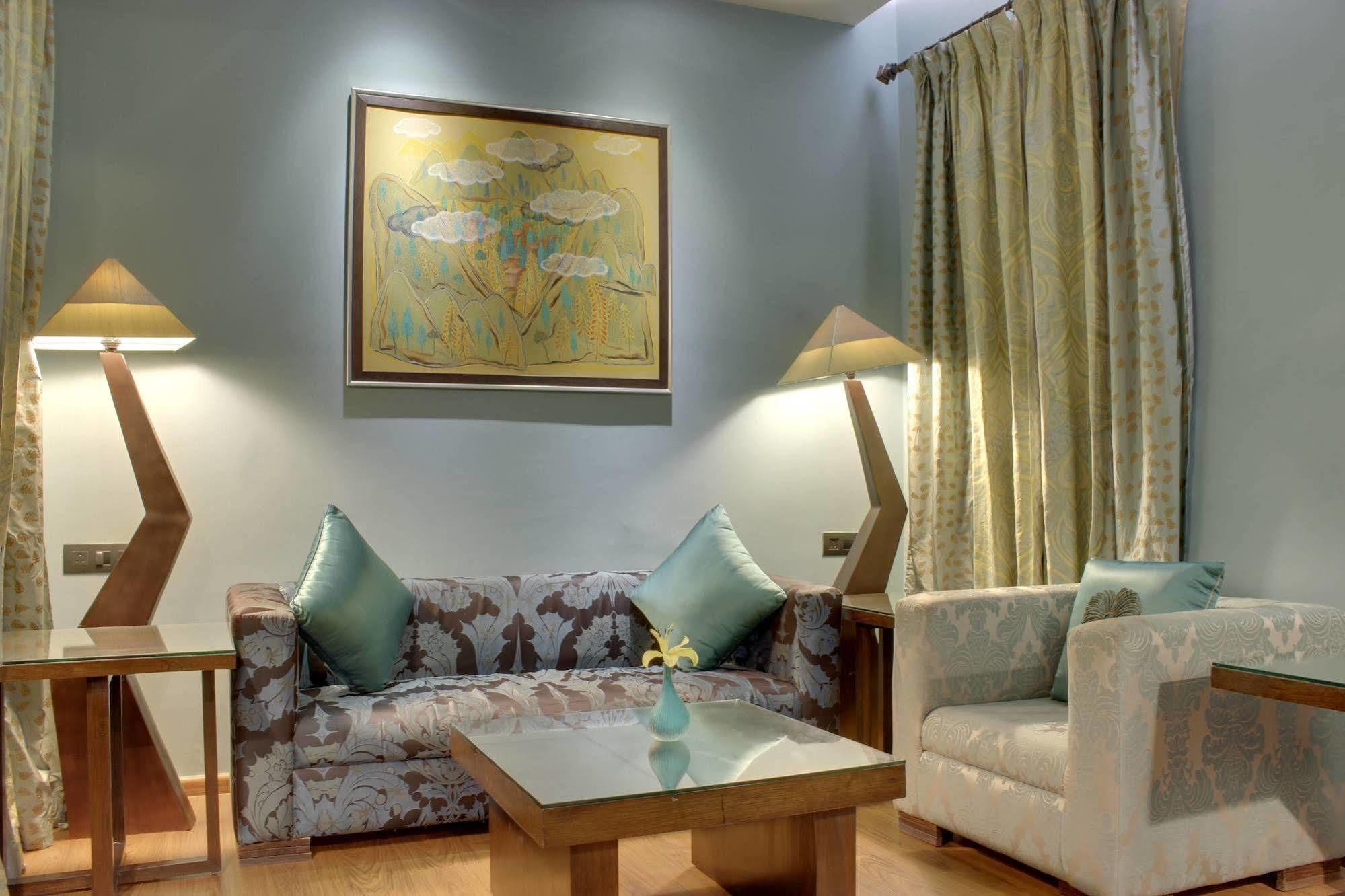 Justa Mg Road Hotell Bangalore Eksteriør bilde